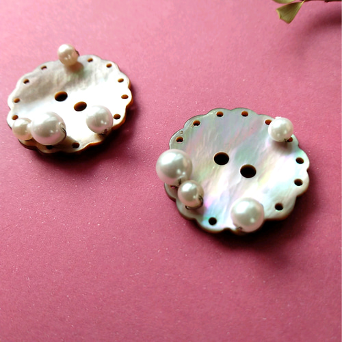 天然シェルのボタンとパールの人魚姫のピアス ピアス（スタッド・一粒  