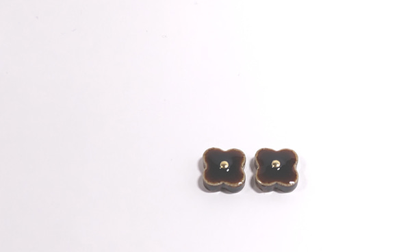 【送料無料】小花ピアス/スタッドピアスor樹脂ノンホールピアス　美濃焼タイル　濃ブラウン 1枚目の画像