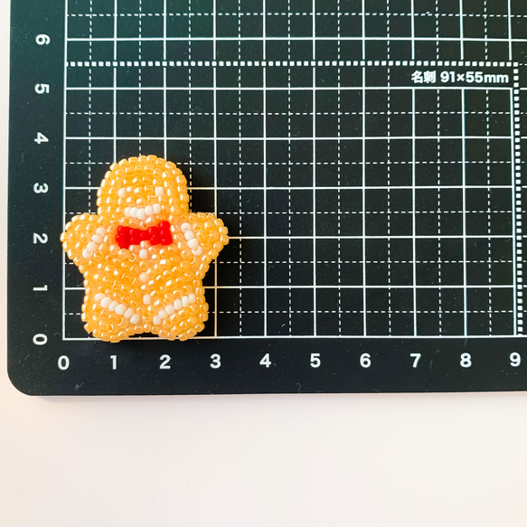 ジンジャーブレッドマン ☺︎ クリスマスのビーズ刺繍【ブローチ/ヘアゴム/ボールチェーン】 5枚目の画像