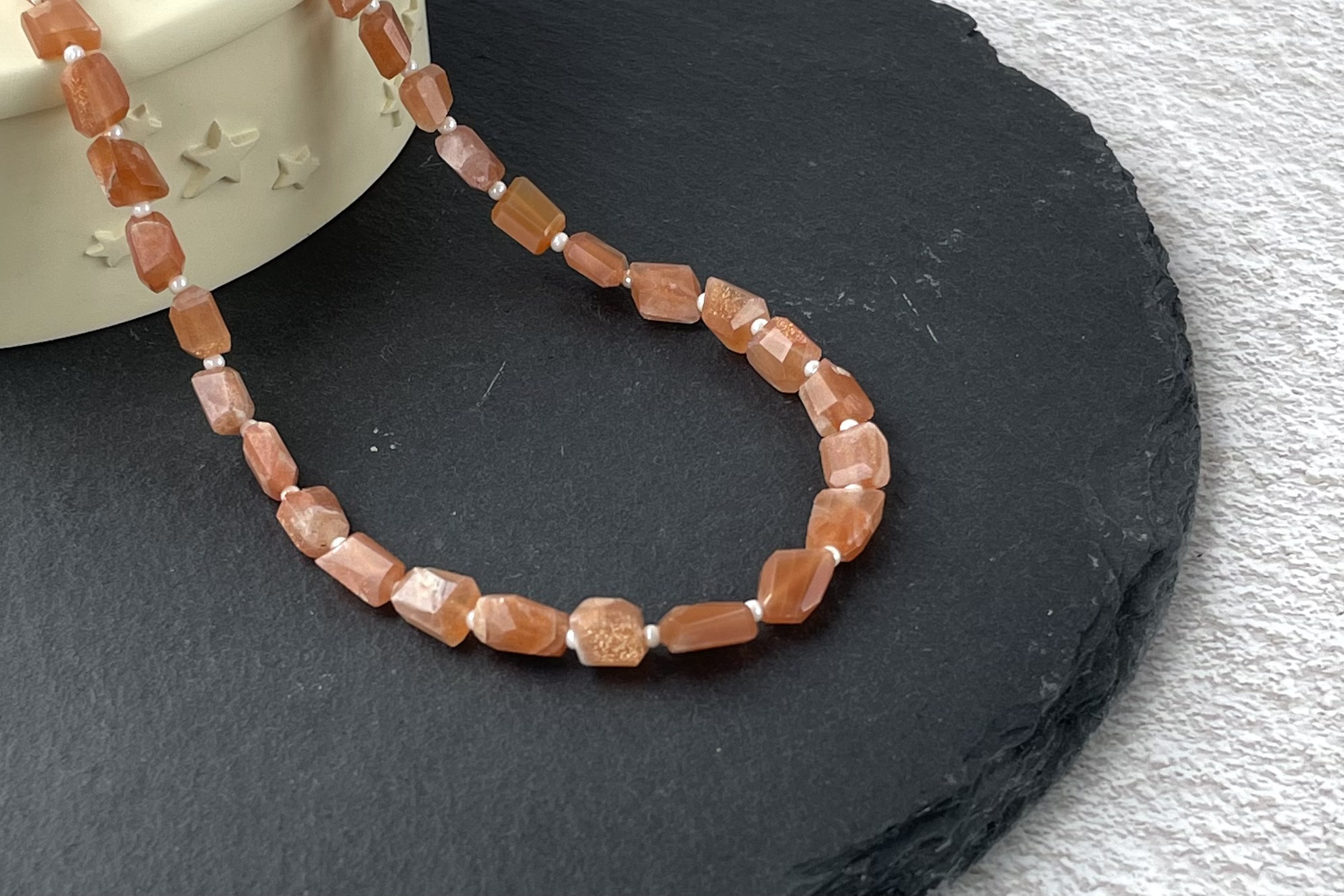 サンストーンのチョーカーネックレス