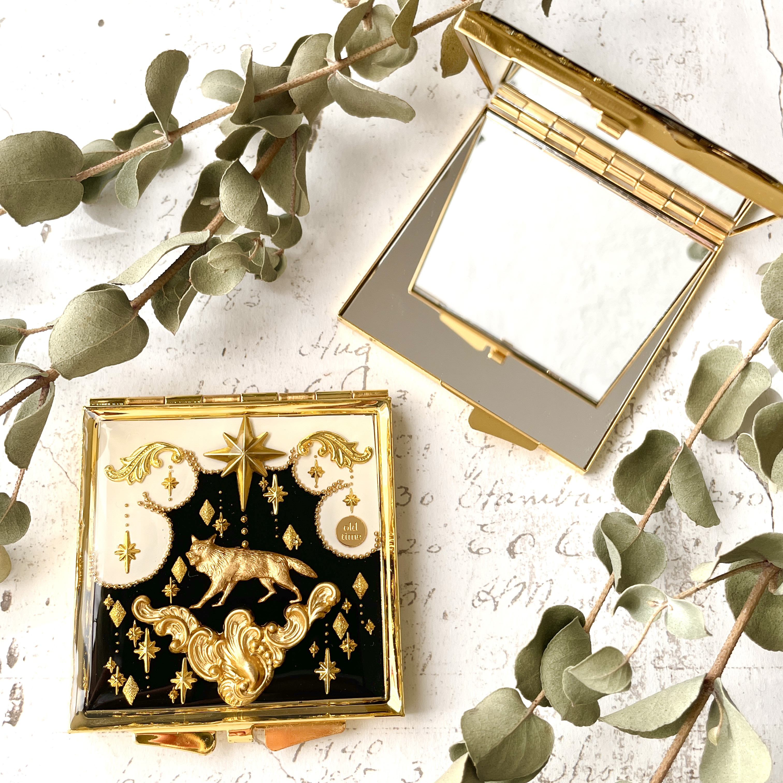 【ミラー】光の道を歩く狼／両面ミラー　鏡　コンパクト　レジン　（無料ギフトラッピング）