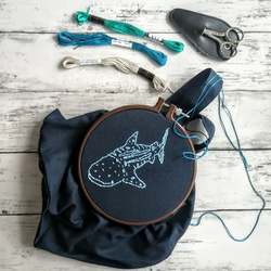 【手刺繍】ジンベイザメとぷくぷく泡　帆布のミニトートバッグ　ネイビー　コットン　手提げ　ランチバッグ　Sサイズ 10枚目の画像