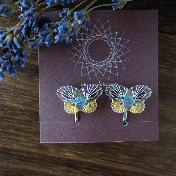 線繞蝴蝶耳環，淺藍色，獨一無二夾式耳環・耳夾おかもとかも的作品