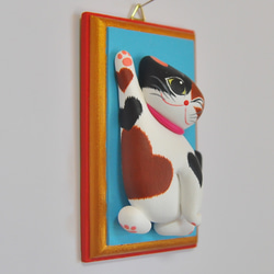 招き猫壁飾（2茶黒三毛右手上げ） 2枚目の画像