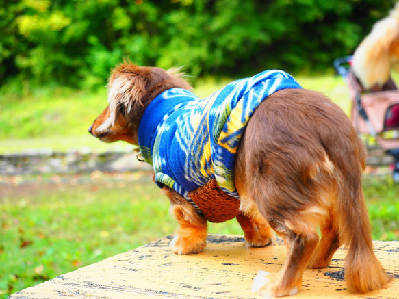 犬服　ダックスちゃんのボア付きハイネックタンクトップ　トライバル×茶ボア 3枚目の画像