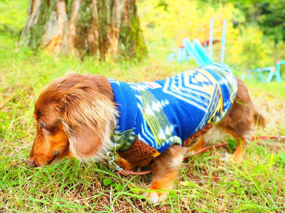 犬服　ダックスちゃんのボア付きハイネックタンクトップ　トライバル×茶ボア 10枚目の画像