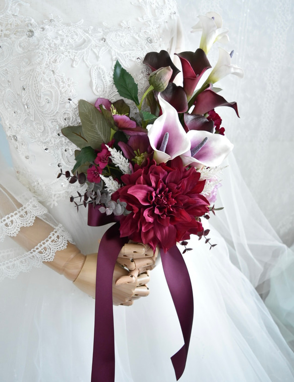 ボルドーカラーのダリアとカラーのアームブーケ 