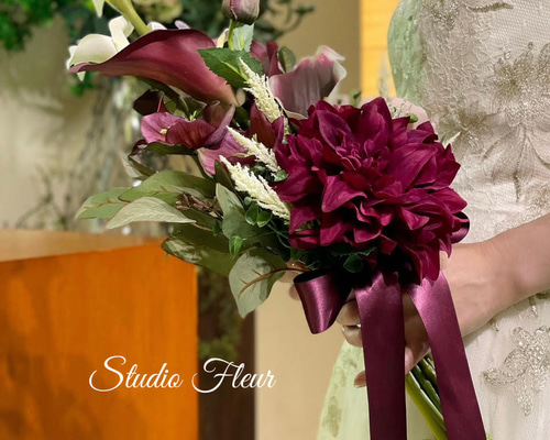 ボルドーカラーのダリアとカラーのアームブーケ ブーケ 造花ブーケ