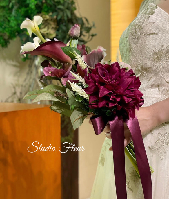 ボルドーカラーのダリアとカラーのアームブーケ 