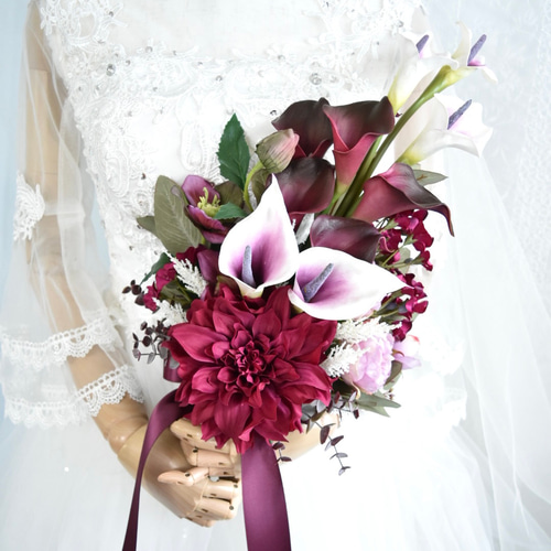 ボルドーカラーのダリアとカラーのアームブーケ ブーケ 造花ブーケ