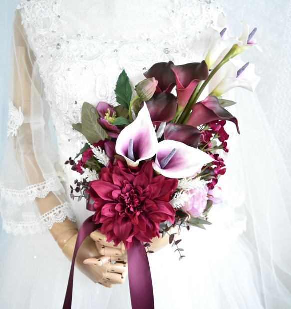 ボルドーカラーのダリアとカラーのアームブーケ 