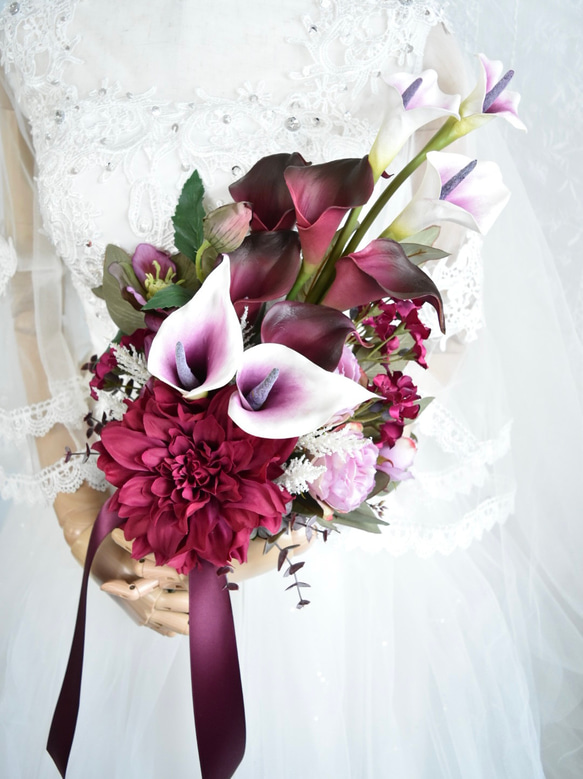 ボルドーカラーのダリアとカラーのアームブーケ 