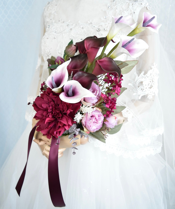 ボルドーカラーのダリアとカラーのアームブーケ 