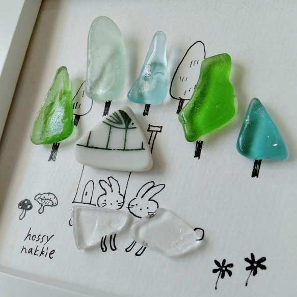 シーグラスアート「うさぎが住む森」　ミニ額　イラスト　家　森　木　うさぎ 2枚目の画像