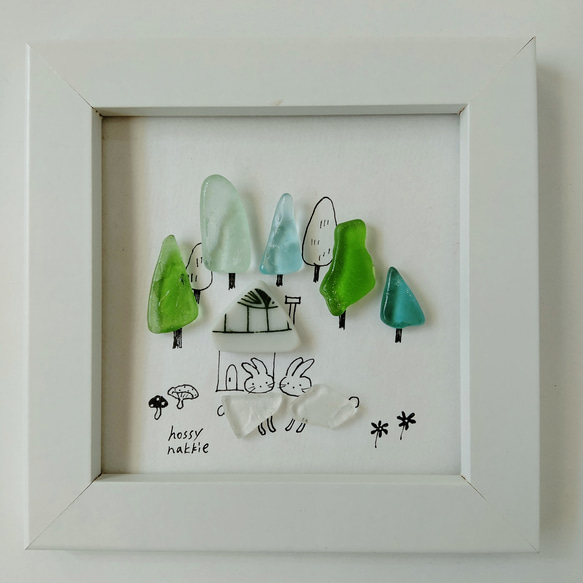 シーグラスアート「うさぎが住む森」　ミニ額　イラスト　家　森　木　うさぎ 1枚目の画像