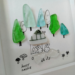 シーグラスアート「うさぎが住む森」　ミニ額　イラスト　家　森　木　うさぎ 3枚目の画像