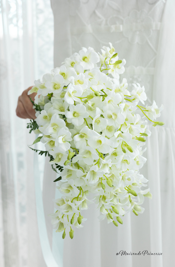 デンファレの正統派ウェディングブーケ【ブートニア付き】 前撮り 挙式 二次会 アーティフィシャルフラワー 2枚目の画像