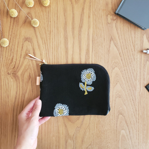 BIGなお花刺繍のL字ファスナーポーチ・母子手帳ケース【ブラック