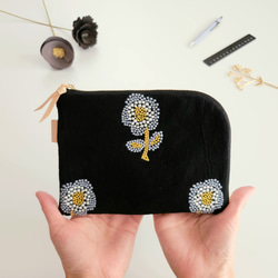 BIGなお花刺繍のL字ファスナーポーチ・母子手帳ケース【ブラック