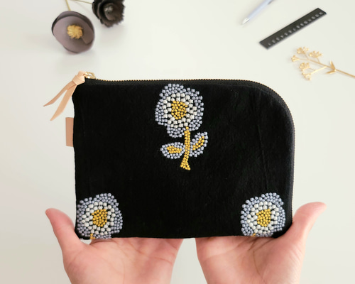 BIGなお花刺繍のL字ファスナーポーチ・母子手帳ケース【ブラック
