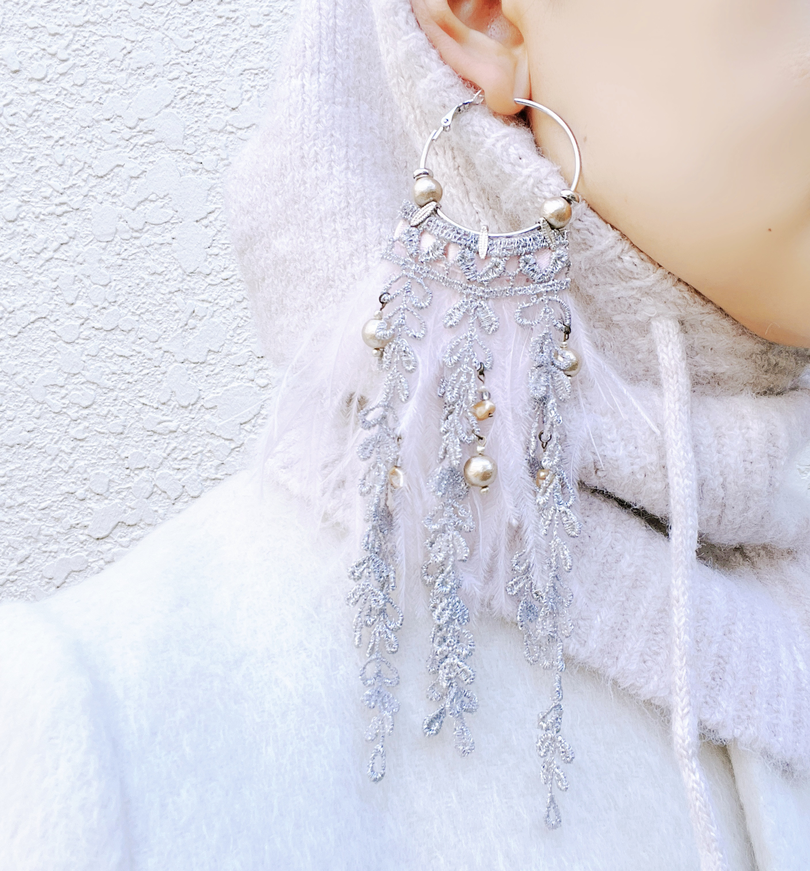 〜　雪　〜  Snow  〜　天然オーストリッチフェザーのフープピアス