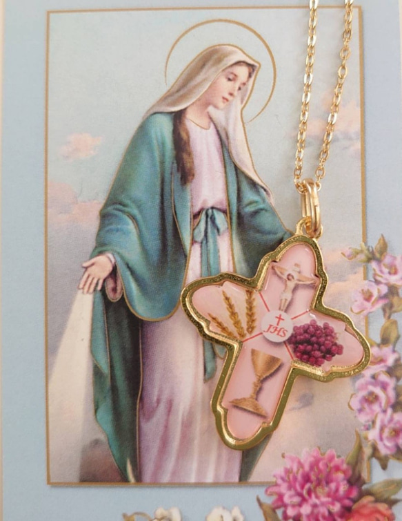 イタリア製 ピンクの十字架 お守りネックレス 初聖体 カリス ホスチア 葡萄 麦 2枚目の画像
