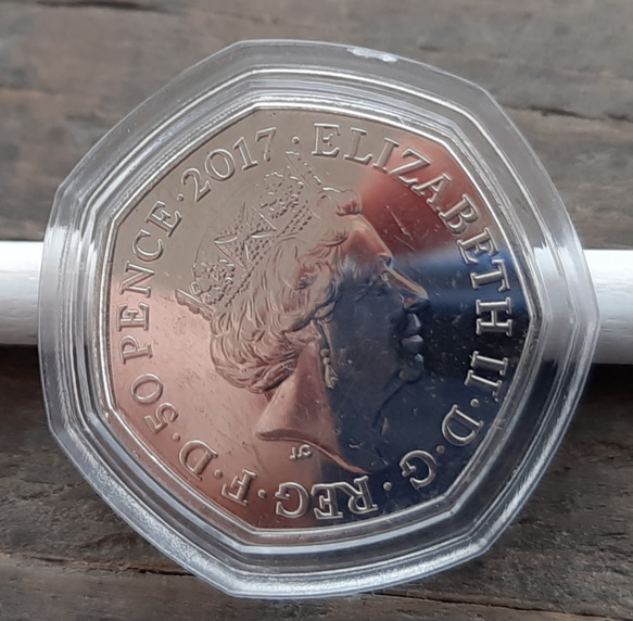 ピーター ラビット と エリザベス女王 本物 英国 50 ペンスコイン イギリス コイン ビアトリクス・ポター 2枚目の画像