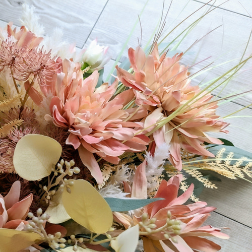 フェミニンで砂糖菓子のようなダリアのニュアンスカラーSwag～ダリア