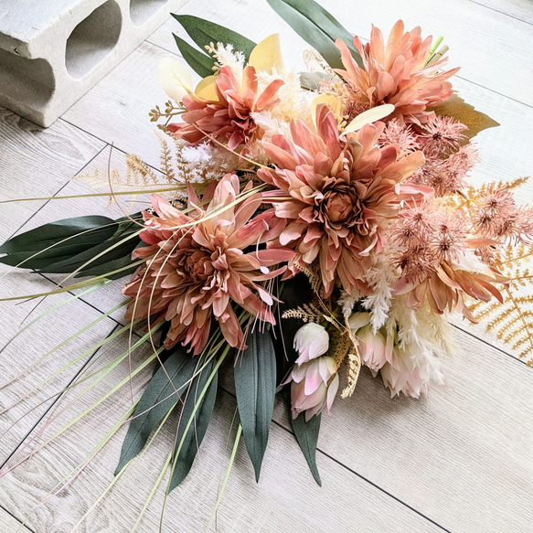 フェミニンで砂糖菓子のようなダリアのニュアンスカラーSwag～ダリア