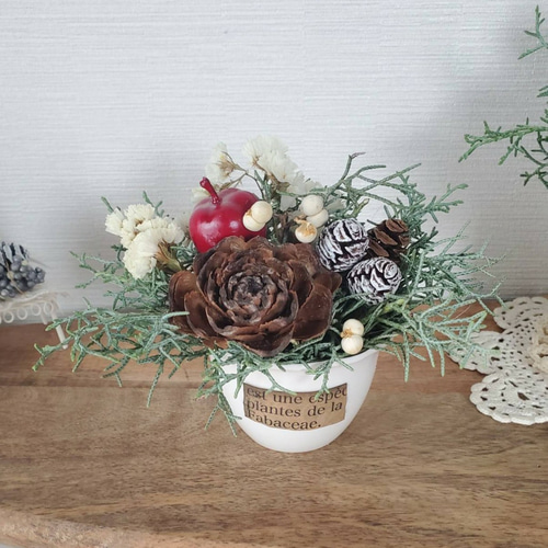 クリスマス 白い陶器のコニファーと木の実のドライフラワーアレンジ