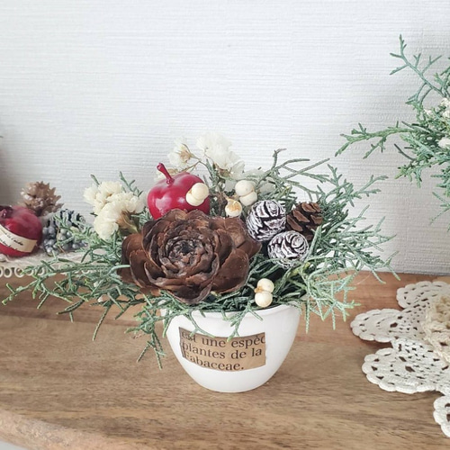 クリスマス 白い陶器のコニファーと木の実のドライフラワーアレンジ