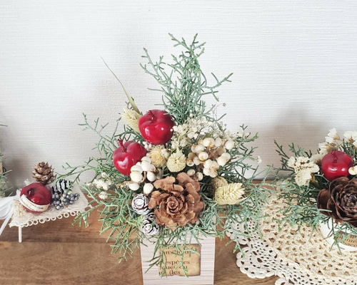 カウベルの優しい音色　コニファーと赤い実のドライフラワークリスマスリース ab0164a9690a642af6c0295ed5d6ea
