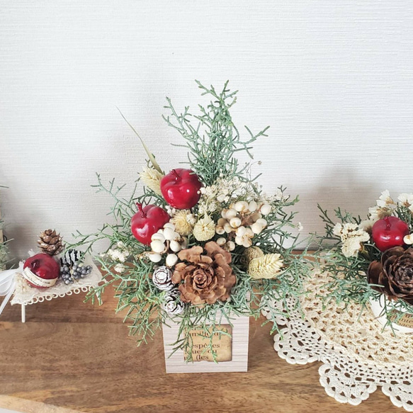 クリスマス ウッドベースのコニファーと木の実のドライフラワー