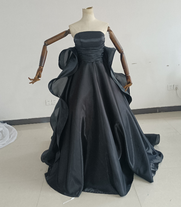 上品ウエディングドレス 黒ブラックカラードレス スタイリッシュな  