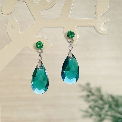 CZとエメラルド色ガラスのドロップピアス【サージカルステンレス