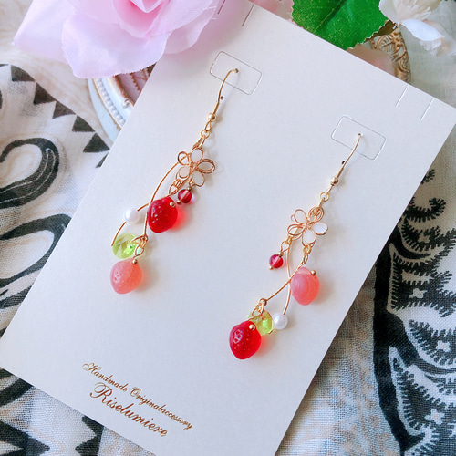 ダブル苺のピアス／イヤリング ピアス（フック・チェーン 