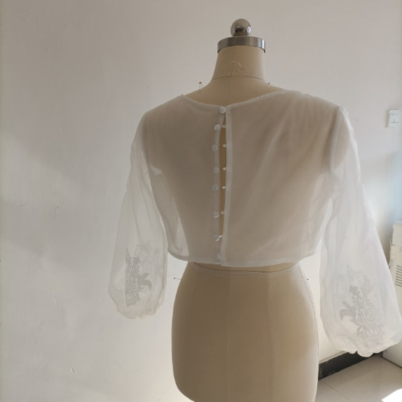ウェディングドレスの上に羽織 ゆったりとしたボレロ くるみボタン 結婚式 2次会 11枚目の画像