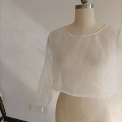ウェディングドレスの上に羽織 ゆったりとしたボレロ くるみボタン 結婚式 2次会 4枚目の画像