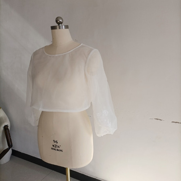 ウェディングドレスの上に羽織 ゆったりとしたボレロ くるみボタン 結婚式 2次会 3枚目の画像