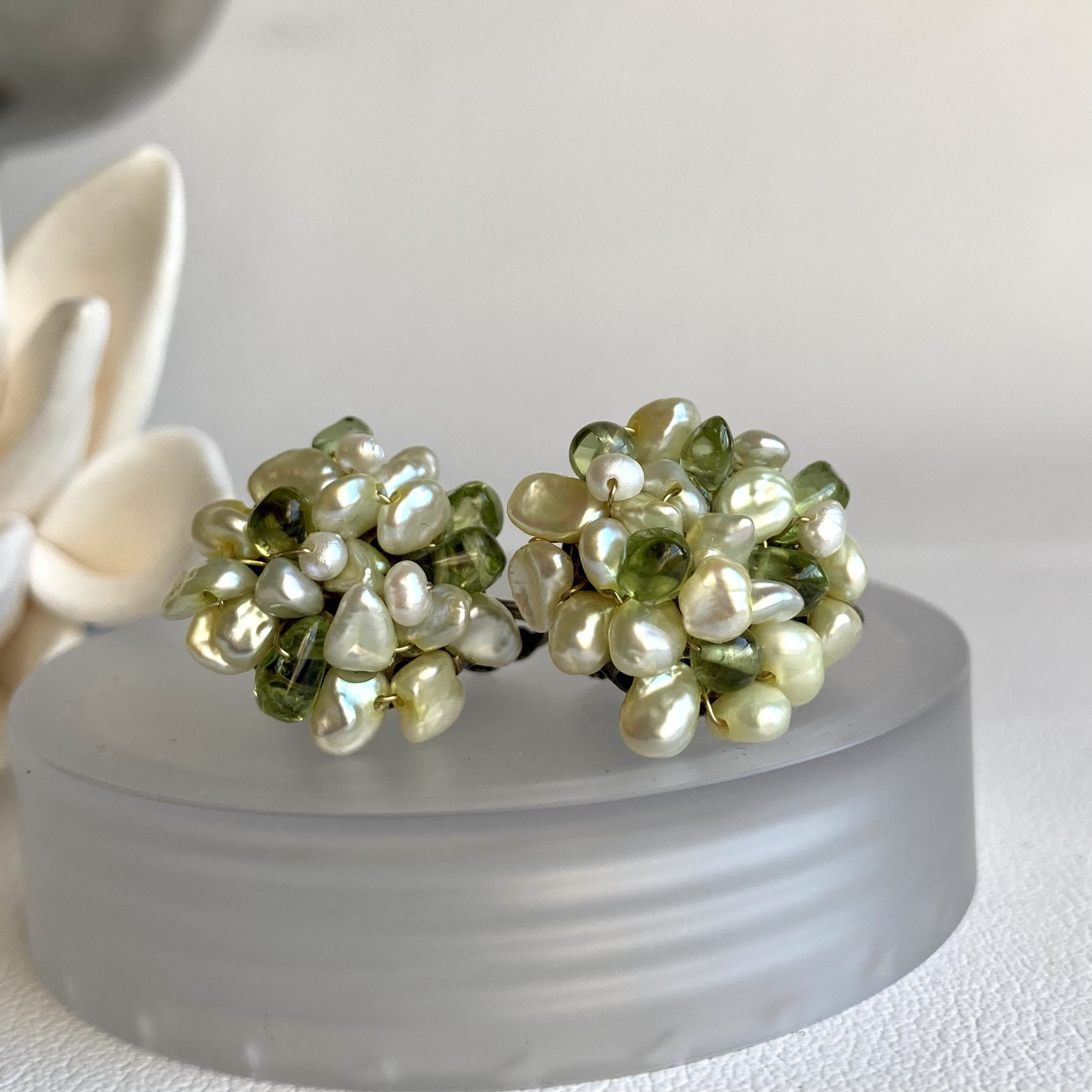 淡水ケシ真珠とペリドットのイヤリング