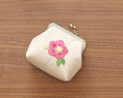 ブルーローズのスコアのがま口ポーチ　手刺繍　ハンドメイド ブルーローズと青いことりさんのがま口ポーチ 手刺繍 ウール刺繍