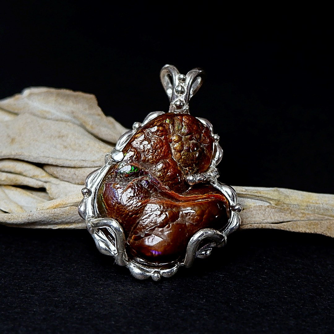 メキシコ産　ファイアーアゲートのデザインペンダントトップ　天然石アクセサリー　一点物