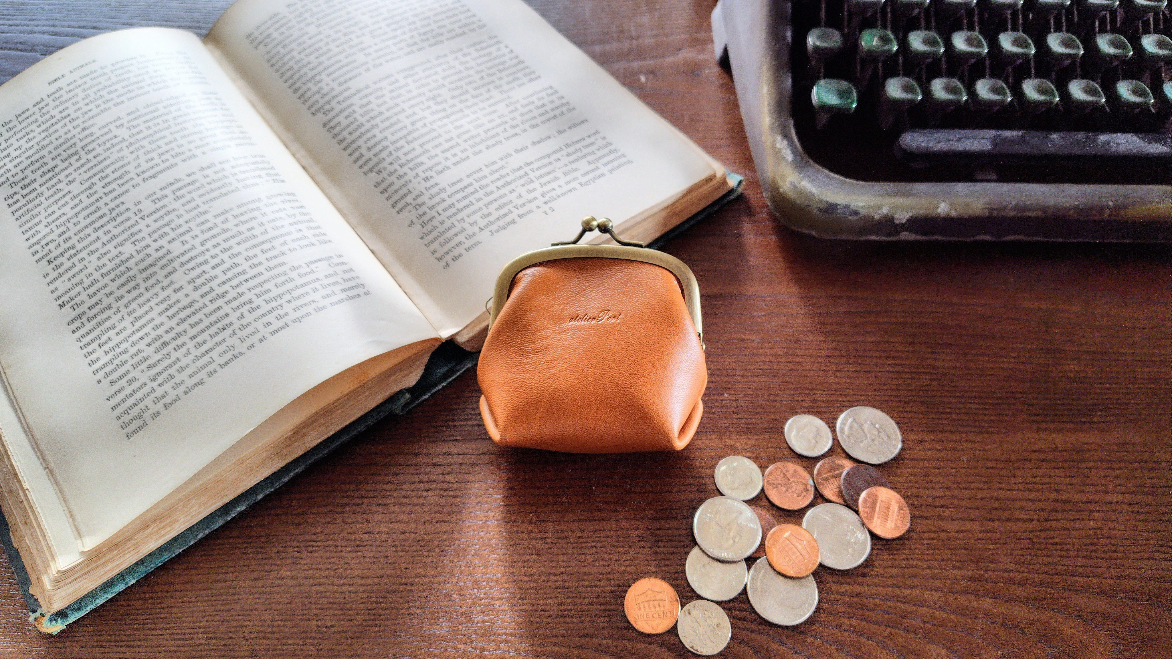 手のひらサイズで贈りやすい。一番選ばれている人気色(キャメル)│がま口小銭入れ│ギフト・ラッピング 6,248円