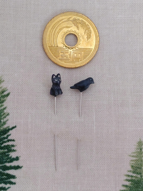 黒猫とカラスの飾りまち針とハロウィンのおうちの ピンクッション 5枚目の画像