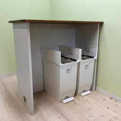 シンプルでかわいいダストボックスが収納できる キッチンカウンター　作業台 ソロウ ペダルオープン ３ケ収納可　ゴミ箱 3枚目の画像