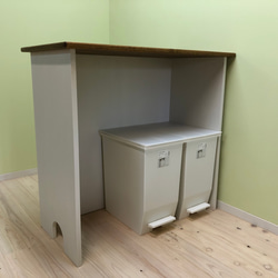 シンプルでかわいいダストボックスが収納できる キッチンカウンター　作業台 ソロウ ペダルオープン ３ケ収納可　ゴミ箱 1枚目の画像