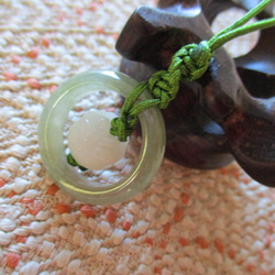 A貨翡翠 蓮花彫り珠とミャンマー翡翠リング のお紐仕立てストラップ 2枚目の画像