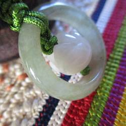 A貨翡翠 蓮花彫り珠とミャンマー翡翠リング のお紐仕立てストラップ 1枚目の画像