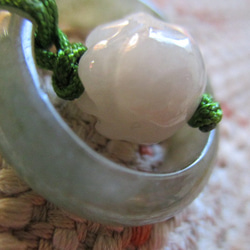 A貨翡翠 蓮花彫り珠とミャンマー翡翠リング のお紐仕立てストラップ 3枚目の画像
