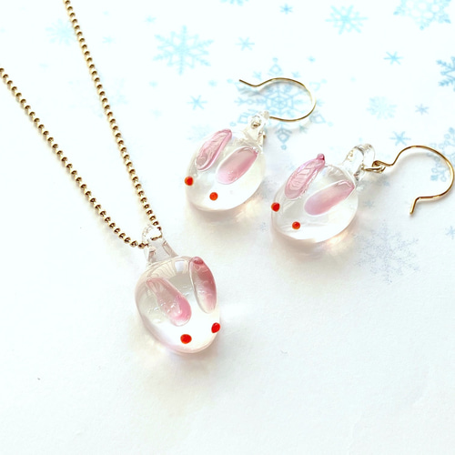 c様検討中】丸いラインのピアスも可愛い。ガラスの雪うさぎさんの